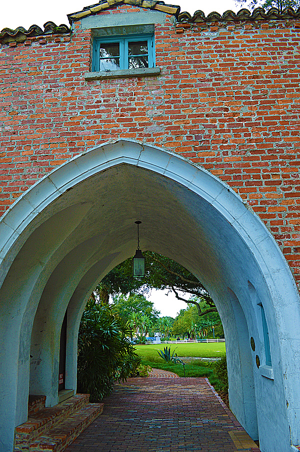 Casa Feliz Arch