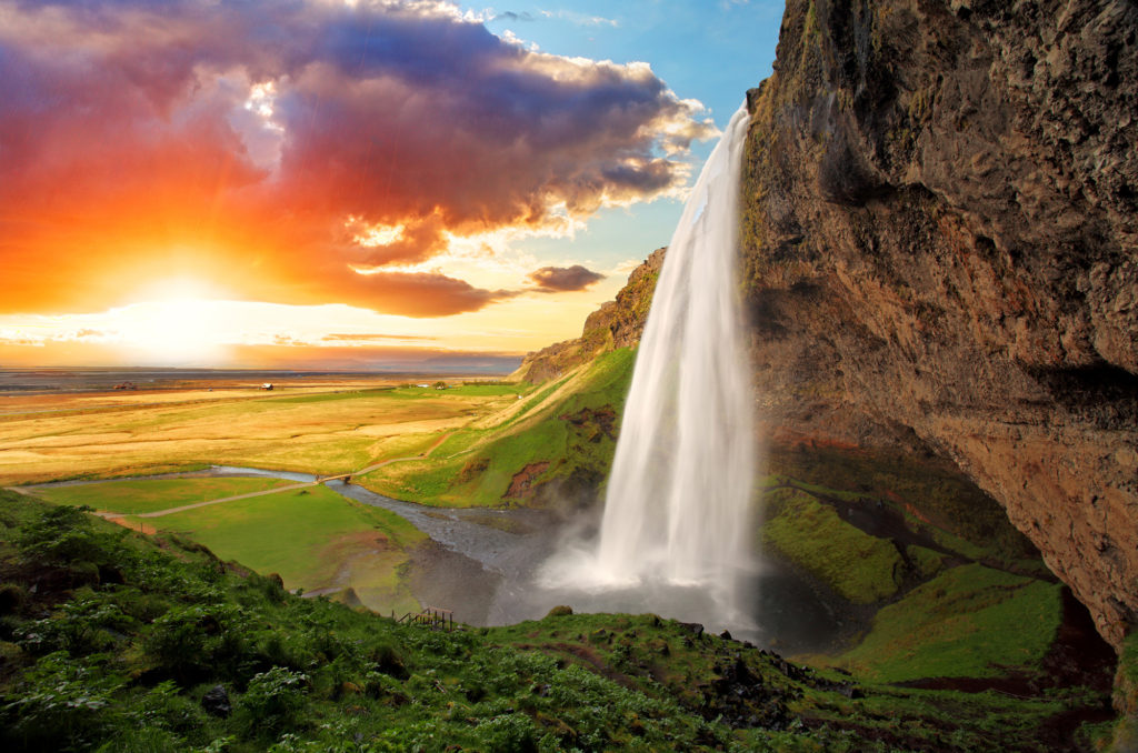 Seljalandsfoss (Photo credits to: hdfreefoto.files.wordpress.com)