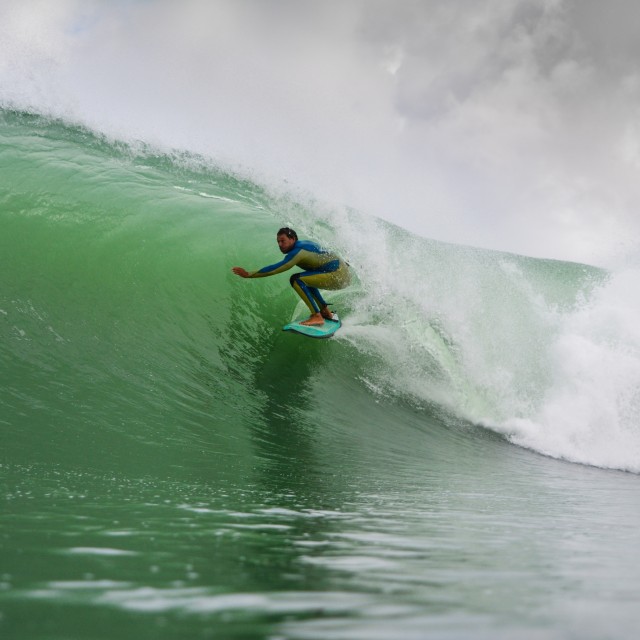 Surfing at Muriwai Beach (Photo credits: magicseaweed.com)