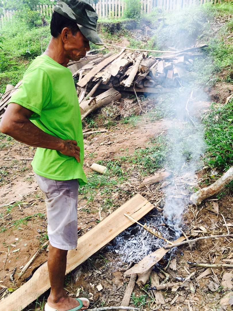 3b. locals preparing their lunch