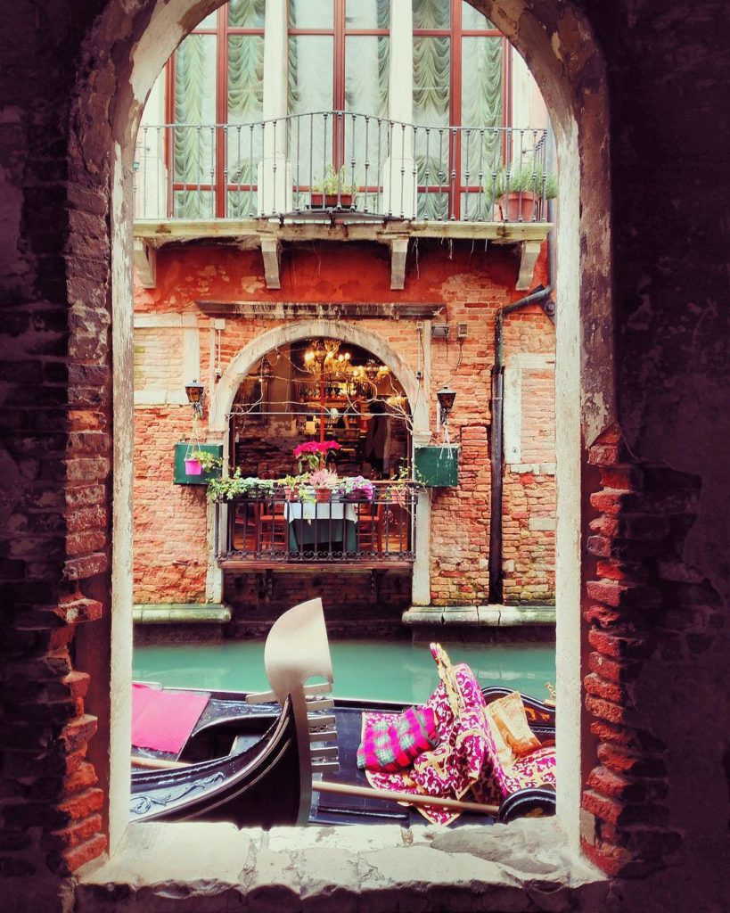 Gondola arch